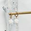Boucles d’oreilles interchangeables, dormeuse en acier inoxydable 14mm doré avec breloque nacre en forme de fleur.