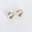 Boucles d’oreilles en acier inoxydable doré avec fleur effets nacre beige.