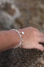 Bracelet Coralie – Petit cœur blanc et chaîne à maillons