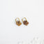 petite Margo- Boucles d’oreilles en acier inoxydable doré avec fleur effets nacre marron.