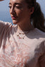 Collier Daisy – Fleur rose, perle d’eau douce et pierre de soleil
