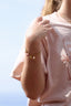 Bracelet Rosie – Breloques fleur, champignon et perle d’eau douce