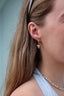 Boucles d’oreilles Solène – Quartz cristal, perles d’eau douce et médaillon soleil