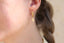 Boucles d’oreilles Jade – Pierre naturelle jaune et anneau texturé