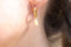Boucles d’oreilles Jade – Pierre naturelle jaune et anneau texturé
