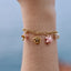 Bracelet Rosie – Breloques fleur, champignon et perle d’eau douce