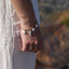 Bracelet Marella doré avec breloques marines et coquillage blanc en céramique