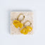 Boucles d’oreilles Lola – Pétales de fleurs colorés et anneaux rectangulaires