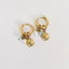 Boucles d’oreilles Soline – Médaillon doré, perle &amp; pierre naturelle