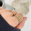 Bague en acier inoxydable doré avec motifs dentelle.