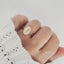 Bague ajustable dorée avec médaillon gravé motifs feuillage, Élégance intemporelle.