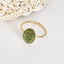 Bague ajustable dorée avec médaillon gravé motifs feuillage, Élégance intemporelle.
