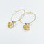 Boucles d’oreilles Créoles 20mm avec breloques fleurs et perles de culture.