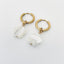 Boucles d’oreilles interchangeables, dormeuse en acier inoxydable 14mm doré avec breloque nacre en forme de fleur.