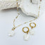 Boucles d’oreilles interchangeables, dormeuse en acier inoxydable 14mm doré avec breloque nacre en forme de fleur.