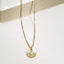 Collier doré avec pendentif soleil et pierre d’Amazonite.