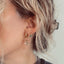 Boucles d’oreilles en acier inoxydable doré avec breloques fleurs, perles et pierres naturelles.