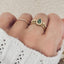 Bague en acier inoxydable doré avec pierre naturelle verte malachite.