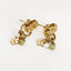 Boucles d’oreilles en acier inoxydable doré avec breloques fleurs, perles et pierres naturelles.