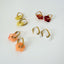 Boucles d’oreilles en acier inoxydable doré avec fleur effets nacre jaune.